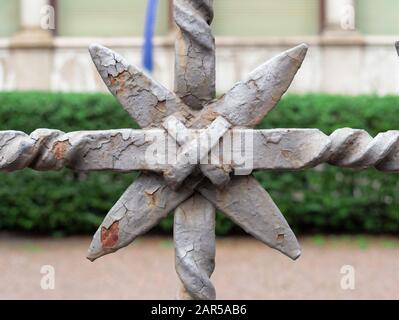 détail d'une ancienne porte en fer forgé d'un bâtiment luxueux avec des traces de rouille Banque D'Images