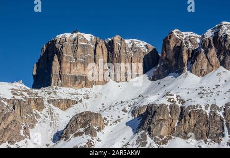 Sella stock italie Dolomites passo pordoi coucher de soleil panoramique vue ciel bleu montagnes d'hiver Paysage Wolkenstein Banque D'Images