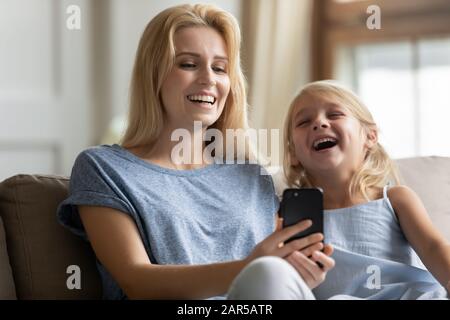 Adorable famille de deux personnes s'amuser à la maison. Banque D'Images