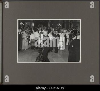 Album photo Deli Maatschappij: Mariage party à la cour du Sultan de Deli, (1939) mariage party à la cour du Sultan Mahmoed Abdul Djalil Rahmatshah. Invités européens et autochtones en soirée vêtements dans la salle du palais du Sultan. Servantes néerlandaises pieds nus et couples de danse sur la piste de danse Annotation: Herbert Cremer, directeur du Deli-Maatschappij, était présent à la fête de mariage Date: 1 janvier 1939 lieu: Deli, Indonésie, Hollandais East Indies, Sumatra mots clés: Danses, événements de mariage Banque D'Images