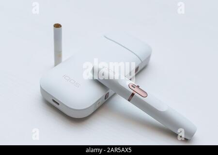 Saint-Pétersbourg, Russie - 08.08.2019: Nouvelle technologie de tabac sécuritaire. Iqos. Support, chargeur et bras sur fond blanc. Banque D'Images
