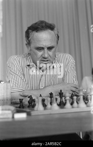 IBM Chess Tournament, 7ème tour; No 3, 4 Geller (Head), No 6 Ree debout à Geller Date: 23 juillet 1974 mots clés: Chess institution Name: IBM Chess Tournament Banque D'Images