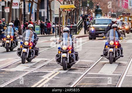 Jan 18, 2020 San Francisco / CA / USA - SFPD moto unité fournissant la sécurité et la gestion de foule à la Marche des femmes dans le centre de San Francisco Banque D'Images