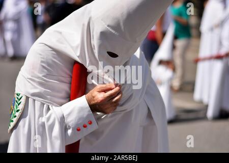 vêtu de blanc pour la procession Banque D'Images