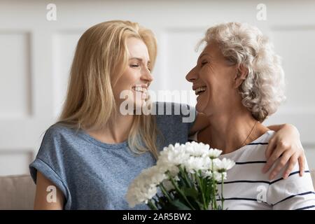 Joyeuse femme de deux générations célébrant une occasion spéciale. Banque D'Images