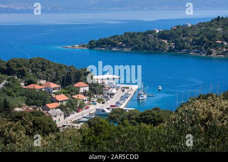 Rogac, port de ferry sur l'île Solta en Dalmatie du milieu près de la ville de Split en Croatie Banque D'Images