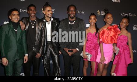 Justin Dior Combs, Christian Casey Combs, Quincy Taylor Brown, Sean 'Diddy' Combs, d'Lila Star Combs, Chance Combs, Jessie James Combs marchant le tapis rouge au Clive Davis' 2020 Pre-Grammy Gala tenu à l'hôtel Beverly Hilton le 25 janvier 2020 à Los Angeles, Californie, États-Unis (Photo de Parisa Afsahi/Sipa USA) Banque D'Images