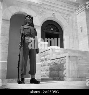 Moyen-Orient 1950-1955 : Jordanie - Amman entrée au palais royal avec une sentinelle Date : 1950 lieu : Amman, Jordanie mots clés : palais, sentinelles Banque D'Images