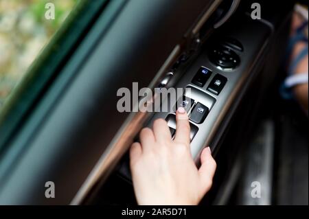 utilisation manuelle de lève-vitres électriques électroniques dans une voiture Banque D'Images