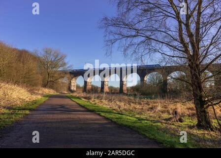 Viaduc de chemin de fer de Sankey Valley à Earlestown. Le viaduc ferroviaire le plus ancien au monde Banque D'Images