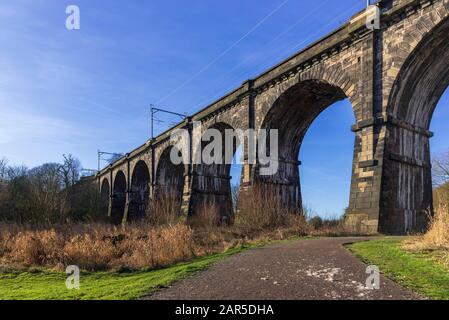 Viaduc de chemin de fer de Sankey Valley à Earlestown. Le viaduc ferroviaire le plus ancien au monde Banque D'Images