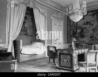 Intérieur d'un palais à Paris, probablement la chambre où le roi George VI et la reine Elisabeth de Grande-Bretagne sont restés (l'Elysée?) Date: 1938 lieu: France, Paris mots clés: Lits, intérieur, chambres, palais, tables d'écriture, chaises Nom de l'institution: Palais d'Orsay Banque D'Images