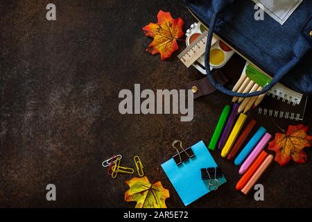 Retour au concept scolaire. Fournitures scolaires avec sac à dos bleu sur la table. Vue sur le dessus plat. Espace libre pour votre texte. Banque D'Images