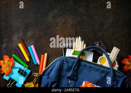 Retour au concept scolaire. Fournitures scolaires avec sac à dos bleu sur la table. Vue sur le dessus plat. Espace libre pour votre texte. Banque D'Images