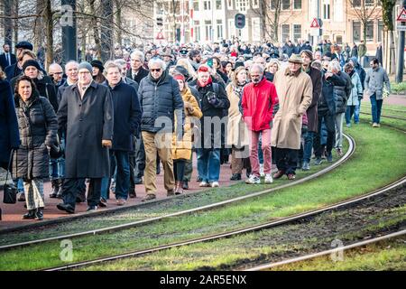 Amsterdam, Pays-Bas. 26 janvier 2020. Amsterdam, 26-01-2020, marche silencieuse à Amsterdam et Mémorial national de l'holocauste au Spiegelmonument "Nooit Meer Auschwitz" dans le Wertheimpark. Crédit: Pro Shots/Alay Live News Banque D'Images