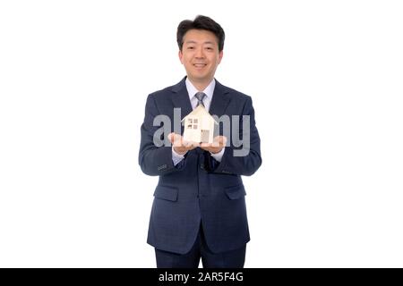 Agent immobilier holding a toy house Banque D'Images