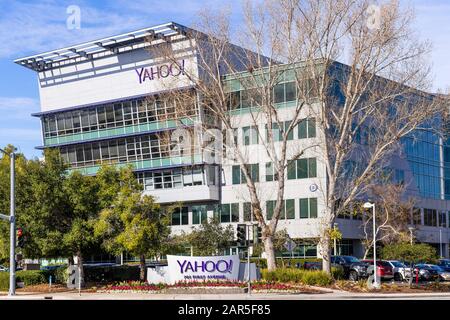 24 Jan 2020 Sunnyvale / CA / USA - Yahoo! Siège social d'entreprise dans la Silicon Valley; Yahoo! Est un fournisseur américain de services Web, filiale de Verizo Banque D'Images