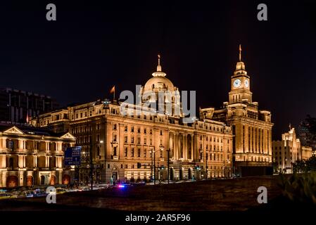 Bâtiments historiques le long du Bund la nuit, Shanghai Banque D'Images