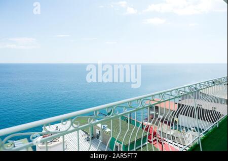 Vue sur la mer Noire et divers bâtiments depuis le balcon avec rampes blanches dans un complexe bon marché Banque D'Images