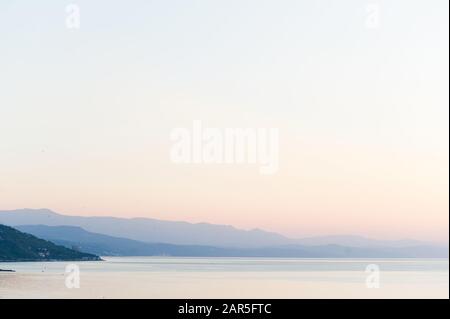 Coucher de soleil au-dessus de la mer Beau déclin d'été au-dessus de l'océan. Magnifique paysage de coucher de soleil au-dessus de la mer Noire et du ciel orange en début de matinée. Banque D'Images