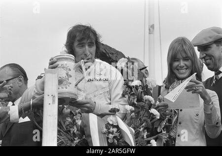 Grand Prix van Nederland 1969 Formule I à Zandvoort Jackie Stewart et épouse avec de couronne Date: 21 juin 1969 lieu: Noord-Holland, Zandvoort mots clés: Conducteurs de voiture, courses automobiles, couronnes Nom personnel: Stewart, Jackie Banque D'Images