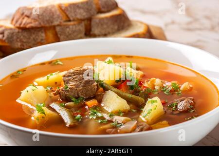 Soupe de bœuf aux légumes et aux herbes Banque D'Images