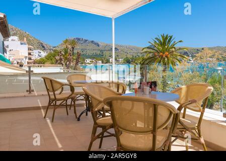 Majorque, ESPAGNE - 6 mai 2019: Un restaurant donnant sur la baie et la plage de Port de Pollenca à Majorque Banque D'Images