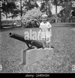 Voyage au Suriname et aux Antilles néerlandaises Jan, petit-fils du couple de Greve, à un canon à Moengo au Suriname Annotation: J.R. de Greve a été directeur du Surinamese Bauxite Maatschappij à Moengo Date: 1947 lieu: Moengo, Suriname mots clés: Armes, enfants Nom personnel: Greve, Jan de Banque D'Images