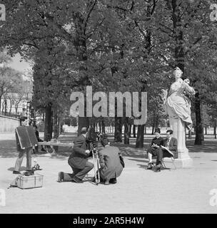 Pariser Bilder [La vie de rue de Paris] équipe de cinéma japonaise au jardin des Tuileries Date: 1965 lieu: France, Paris mots clés: Équipement de cinéma, enregistrements de films, parcs, statues, jardins Banque D'Images