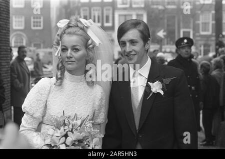 Johan Cruijff marié à Danny Coster les nouveaux mariés à l'Hôtel de Ville Date : 2 décembre 1968 mots clés : couples mariés, mairie Nom personnel : Cruijff, Johan, Danny Coster Banque D'Images