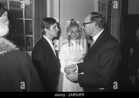 Johan Cruijff marié à Danny Coster alderman Verheij félicite les jeunes mariés Date : 2 décembre 1968 mots clés : newlyweds, aldermen Nom personnel : Cruijff, Johan, Danny Coster Banque D'Images