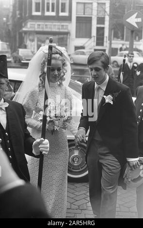 Johan Cruijff marié à Danny Coster les nouveaux mariés à l'Hôtel de Ville Date : 2 décembre 1968 mots clés : couples mariés, mairie Nom personnel : Cruijff, Johan, Danny Coster Banque D'Images