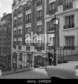 Pariser Bilder [la vie de rue de Paris] Boy au sommet des marches de la rue Foyatier à Montmartre Date: 1965 lieu: France, Paris mots clés: Bâtiments, façades, garçons, images de rue, escaliers Banque D'Images