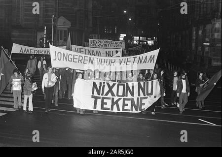 Jeunes manifestant à Amsterdam contre la guerre au Vietnam bannière Nixon signer maintenant Date: 6 novembre 1972 lieu: Amsterdam, Noord-Holland mots clés: YOUNDS, manifestations, bannières Banque D'Images