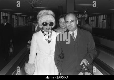 Jopsephine Baker arrive à Schiphol pour présenter le programme de l'UNICEF ce soir Date : 14 décembre 1972 mots clés : arrivées, artistes, aéroports Banque D'Images