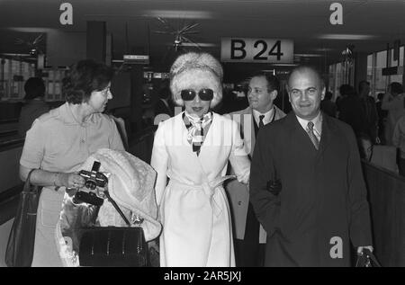 Jopsephine Baker arrive à Schiphol pour présenter le programme de l'UNICEF ce soir Date : 14 décembre 1972 mots clés : arrivées, artistes, aéroports Banque D'Images