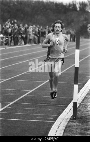 Jos Hermens a amélioré le record horaire et record 20 km sur Papendal; pendant le match Date: 1 mai 1976 mots clés: Disques, athlétisme, concours Nom personnel: Jos Hermens Nom de l'institution: Papendal Banque D'Images