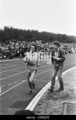 Jos Hermens a amélioré le record horaire et record 20 km sur Papendal; pendant le match Date: 1 mai 1976 mots clés: Disques, athlétisme, concours Nom personnel: Jos Hermens Nom de l'institution: Papendal Banque D'Images