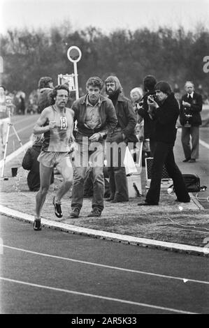 Jos Hermens a amélioré le record horaire et record de 20 km sur Papendal; Jos Hermens en match avec l'entraîneur de fond Jan vos Date: 1 mai 1976 mots clés: Records, athlétisme, entraîneurs, allumettes Nom personnel: Jan vos, Jos Hermens Nom de l'institution: Papendal Banque D'Images