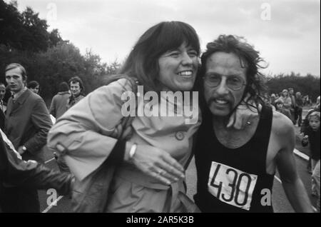 Jos Hermens améliore le record du monde dix miles d'anglais sur Papendal Date: 14 septembre 1975 mots clés: Athlétisme, records du monde Nom personnel: Jos Hermens Nom de l'institution: Papendal Banque D'Images