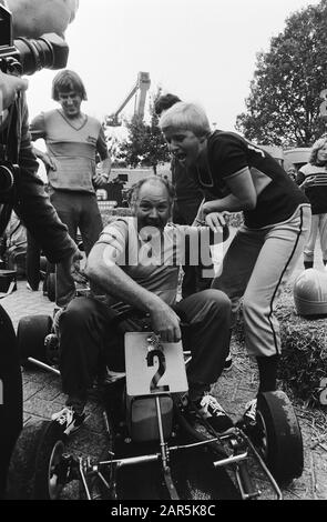 Enregistrements AVRO-TV Star Slag in Enschede Judith Bosch aide Nico Haak dans un kart Date: 14 août 1980 lieu: Enschede, Overijssel mots clés: Karraces, programmes de télévision Nom personnel: Bosch, Judith , Hook, Nico Banque D'Images