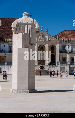 Vue sur la cour de la vieille université avec tour universitaire dans la ville de Coimbra dans le centre du Portugal, avec une statue. Banque D'Images