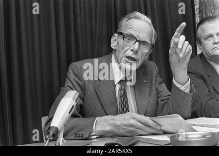 Formation du Cabinet; informateur W. C. L. van der Grintenpendant la conférence de presse (titre) Date : 9 novembre 1977 mots clés : informateurs, formations du Cabinet, conférences de presse Nom personnel : Grinten, W.C.L. de Banque D'Images