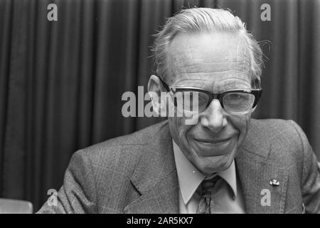 Formation du Cabinet; informateur W. C. L. van der Grintenpendant la conférence de presse (titre) Date : 9 novembre 1977 mots clés : informateurs, formations du Cabinet, conférences de presse Nom personnel : Grinten, W.C.L. de Banque D'Images