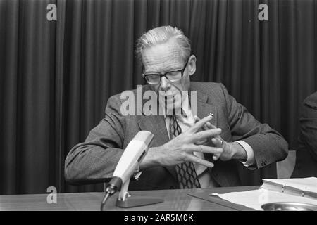 Formation du Cabinet; informateur W. C. L. van der Grintenpendant la conférence de presse Date: 9 novembre 1977 mots clés: Informateurs, formations du Cabinet, conférences de presse Nom personnel: Grinten, W.C.L. de Banque D'Images