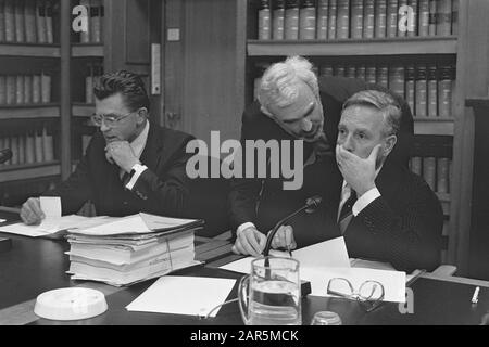 Kamercies Justice, police et Bureau ont parlé à la Haye de Hans Kok; ministre Van Dijk (l) et ministre Korthals Altes Date: 17 décembre 1986 lieu: La Haye, Zuid-Holland mots clés: Commissions de chambre Nom personnel: Hans Kok, ministre Korthals Altes Banque D'Images