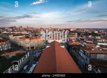 Vue aérienne du clocher de l'Église des clercs (le clergé Church - sur la photo) à Porto, deuxième ville du Portugal Banque D'Images