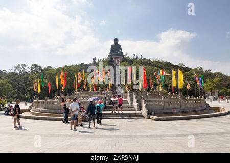 Hong Kong tourisme - touristes au grand Bouddha Lantau, ou Tian Tan assis statue de bouddha, Ngong Ping, île Lantau, Hong Kong Asie Banque D'Images