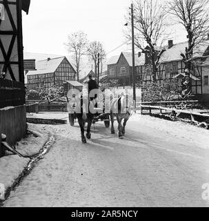 Rothaargebergte Panier avec des chevaux en hiver à Girkhausen Date: Non daté lieu: Allemagne, Girkhausen, Rhénanie-du-Nord-Westphalie, Allemagne de l'Ouest mots clés: Village images, chevaux, calèches, neige, hiver Banque D'Images