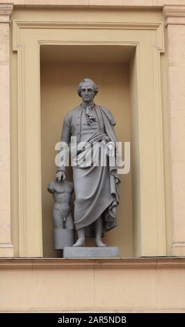 Saint-Pétersbourg, Russie, 15 Janvier 2020. La sculpture Winckelmann orne la construction du nouvel Hermitage. Banque D'Images